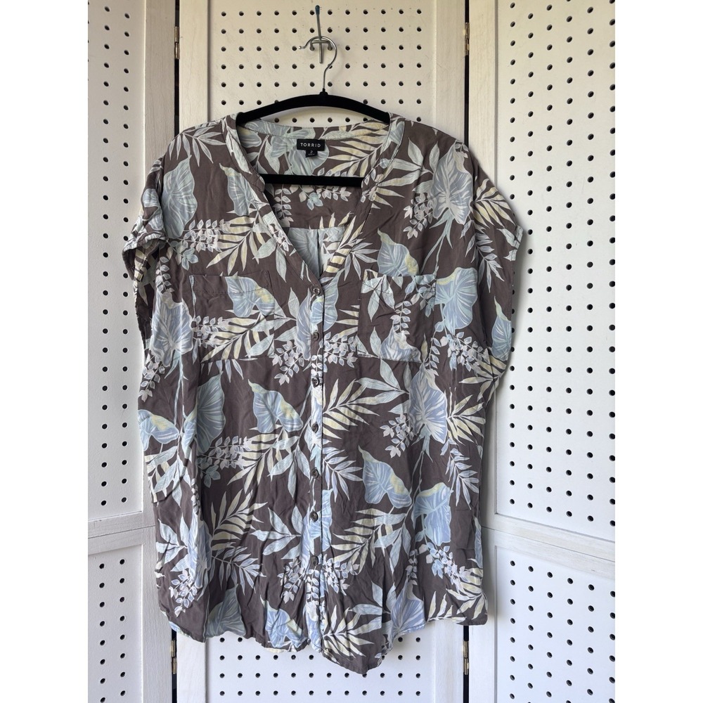 Torrid Women's 2 Short SLV Floral Tropical Rayon Button V Neck Top Shirt Resort